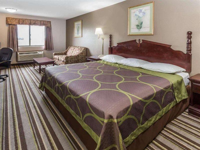 Super 8 By Wyndham Yorkville Bagian luar foto