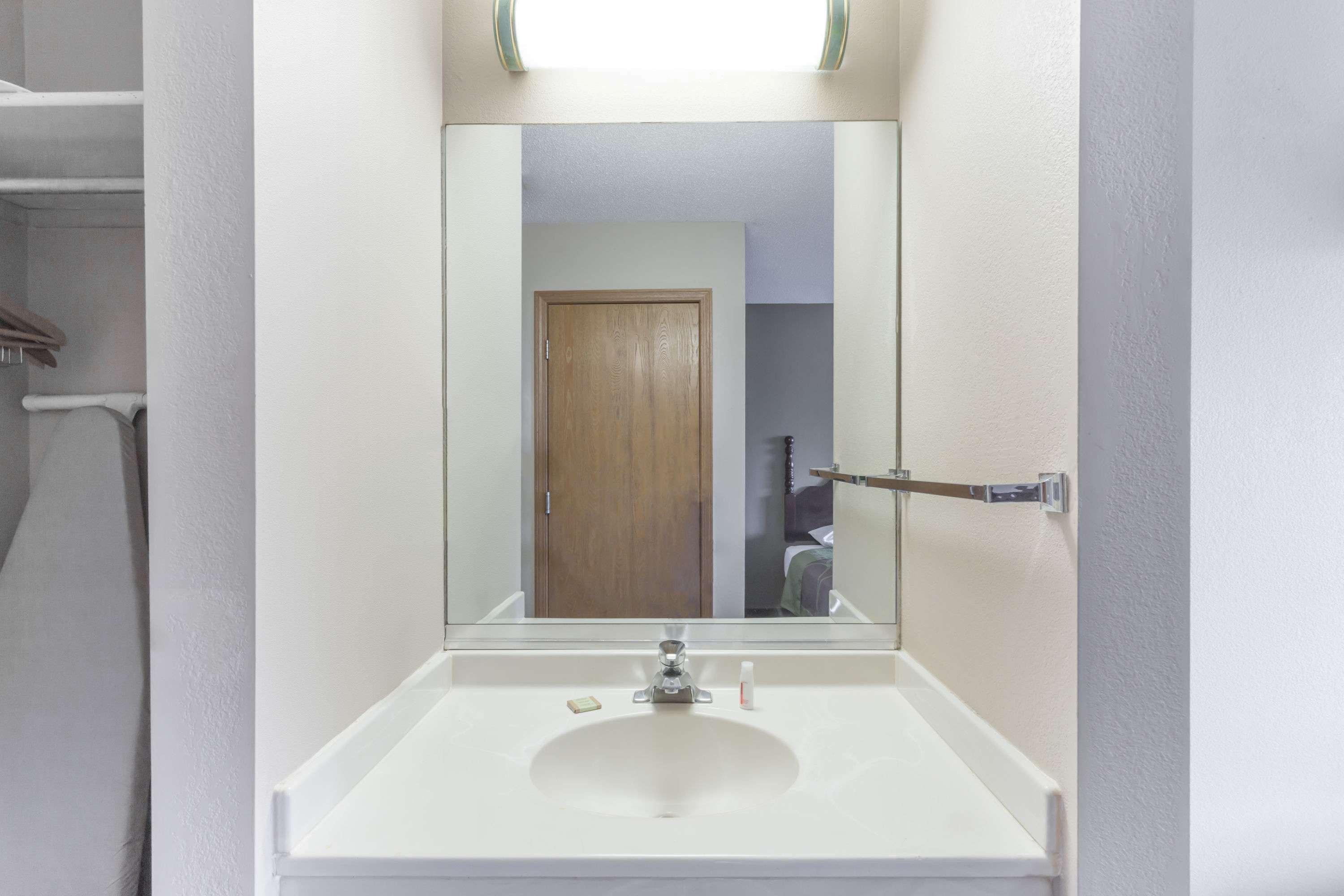 Super 8 By Wyndham Yorkville Bagian luar foto