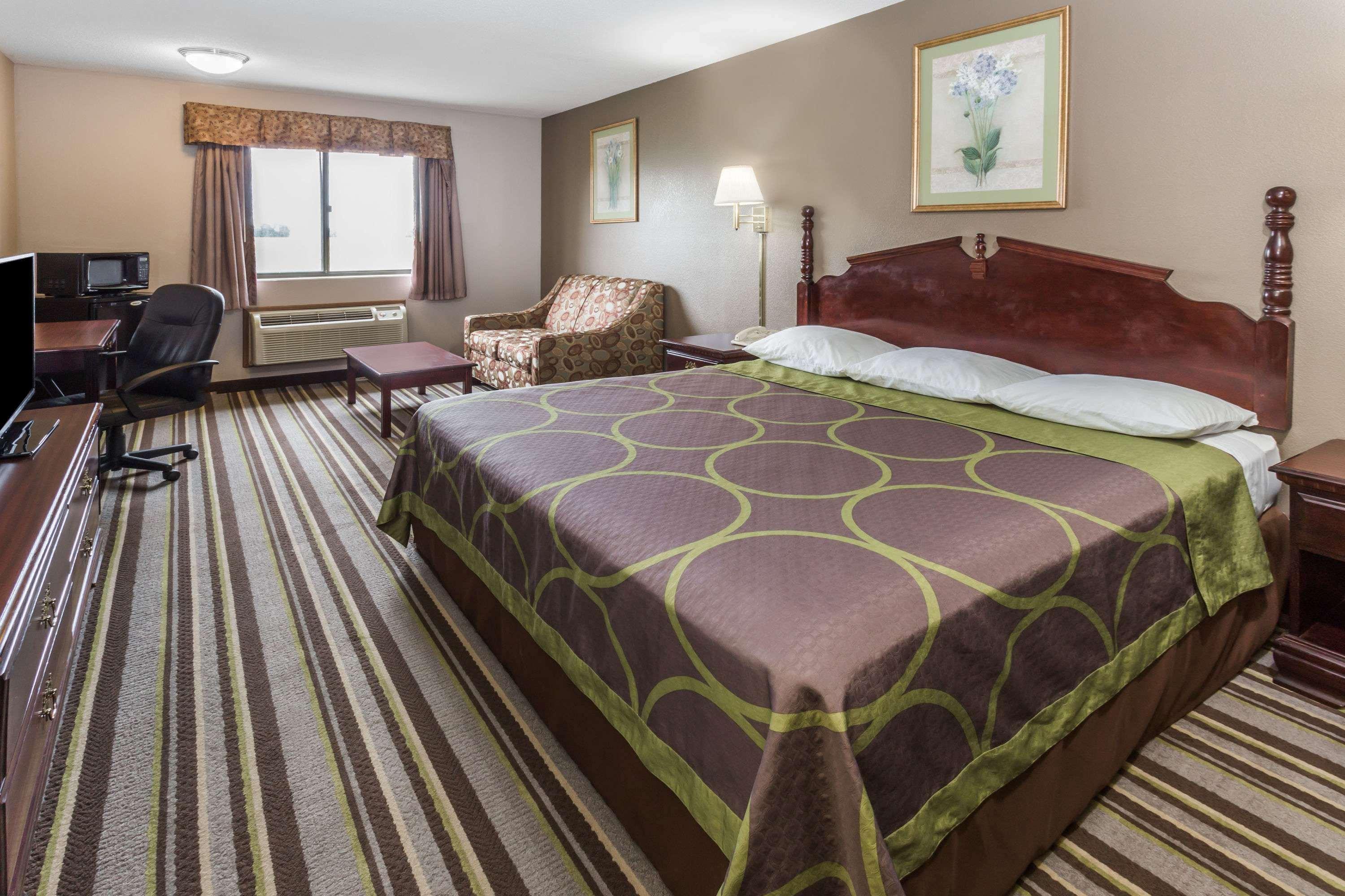 Super 8 By Wyndham Yorkville Bagian luar foto