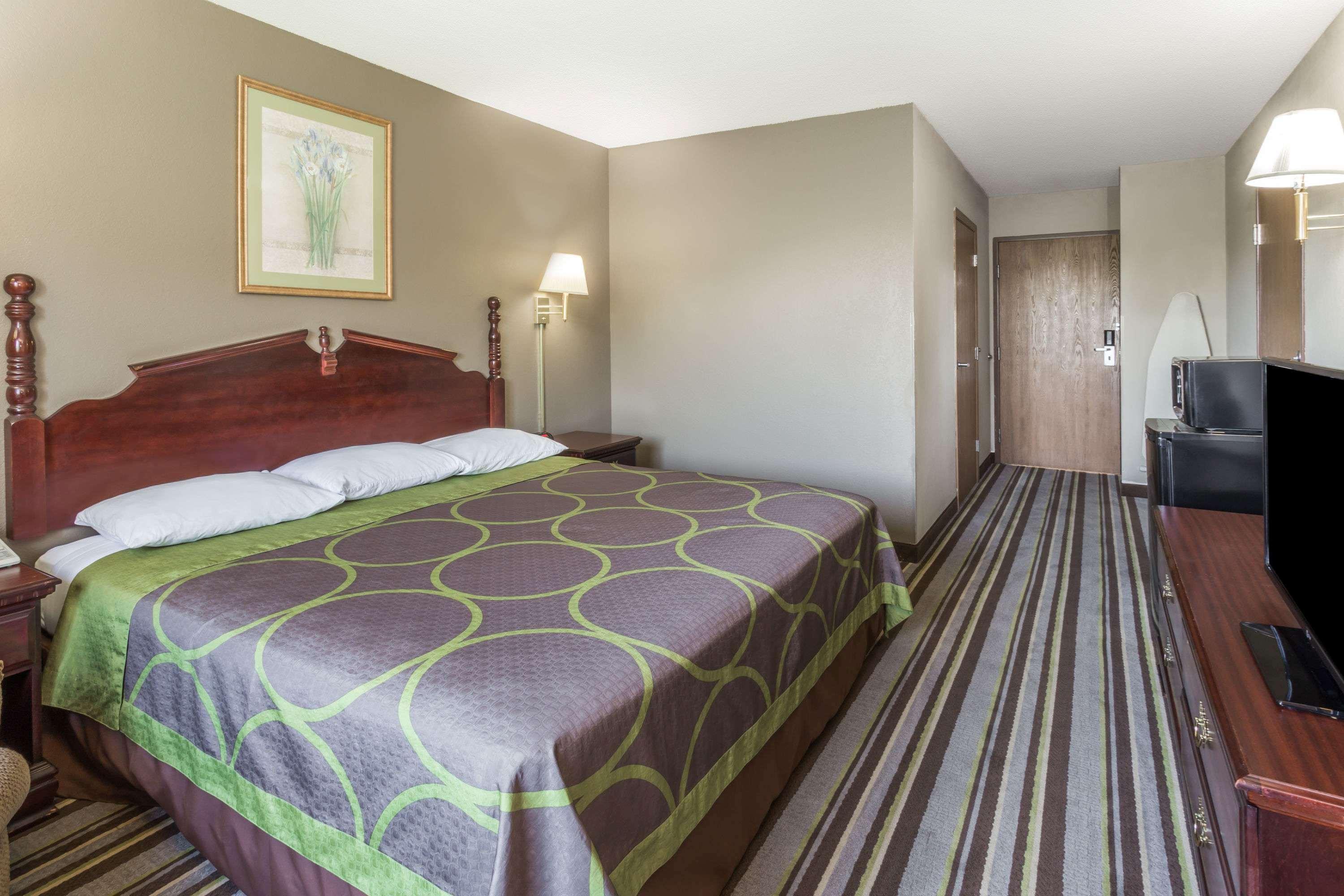 Super 8 By Wyndham Yorkville Bagian luar foto