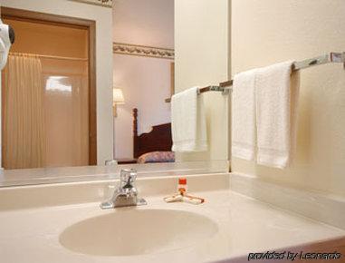 Super 8 By Wyndham Yorkville Ruang foto