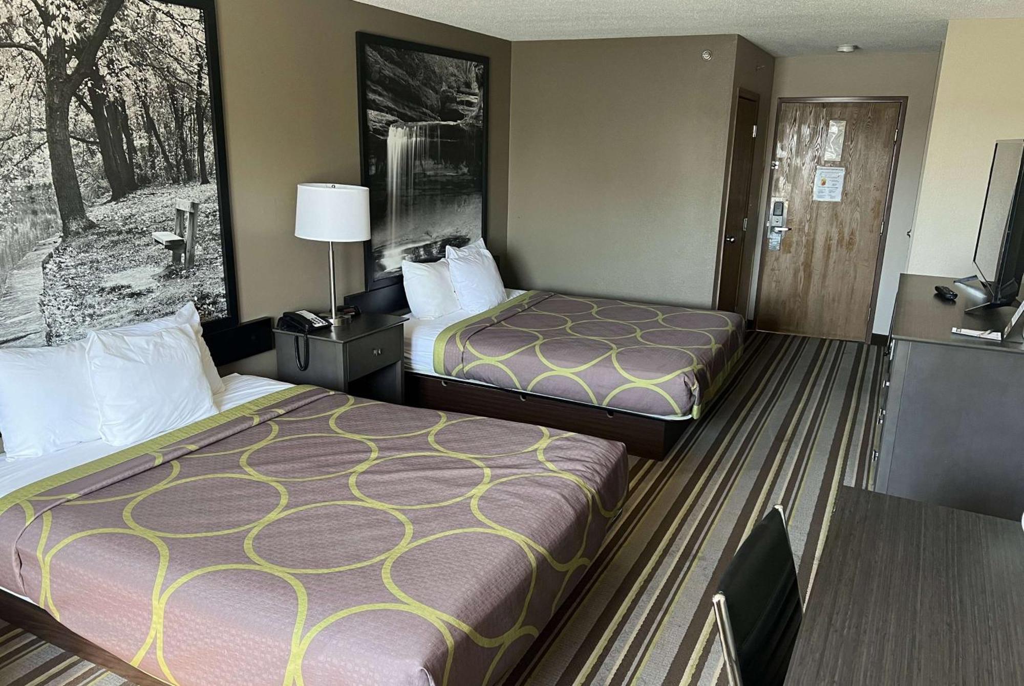 Super 8 By Wyndham Yorkville Bagian luar foto
