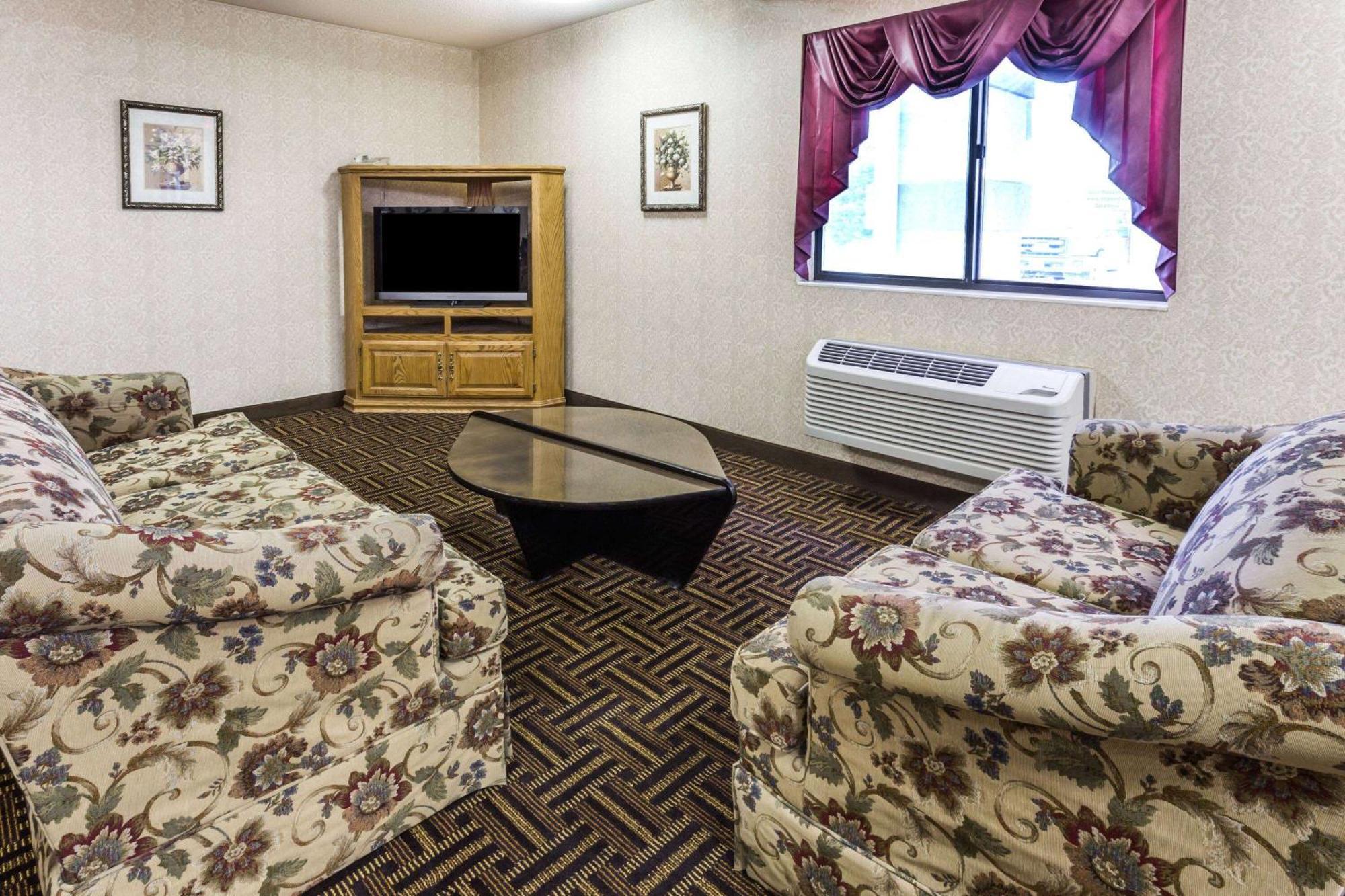 Super 8 By Wyndham Yorkville Bagian luar foto