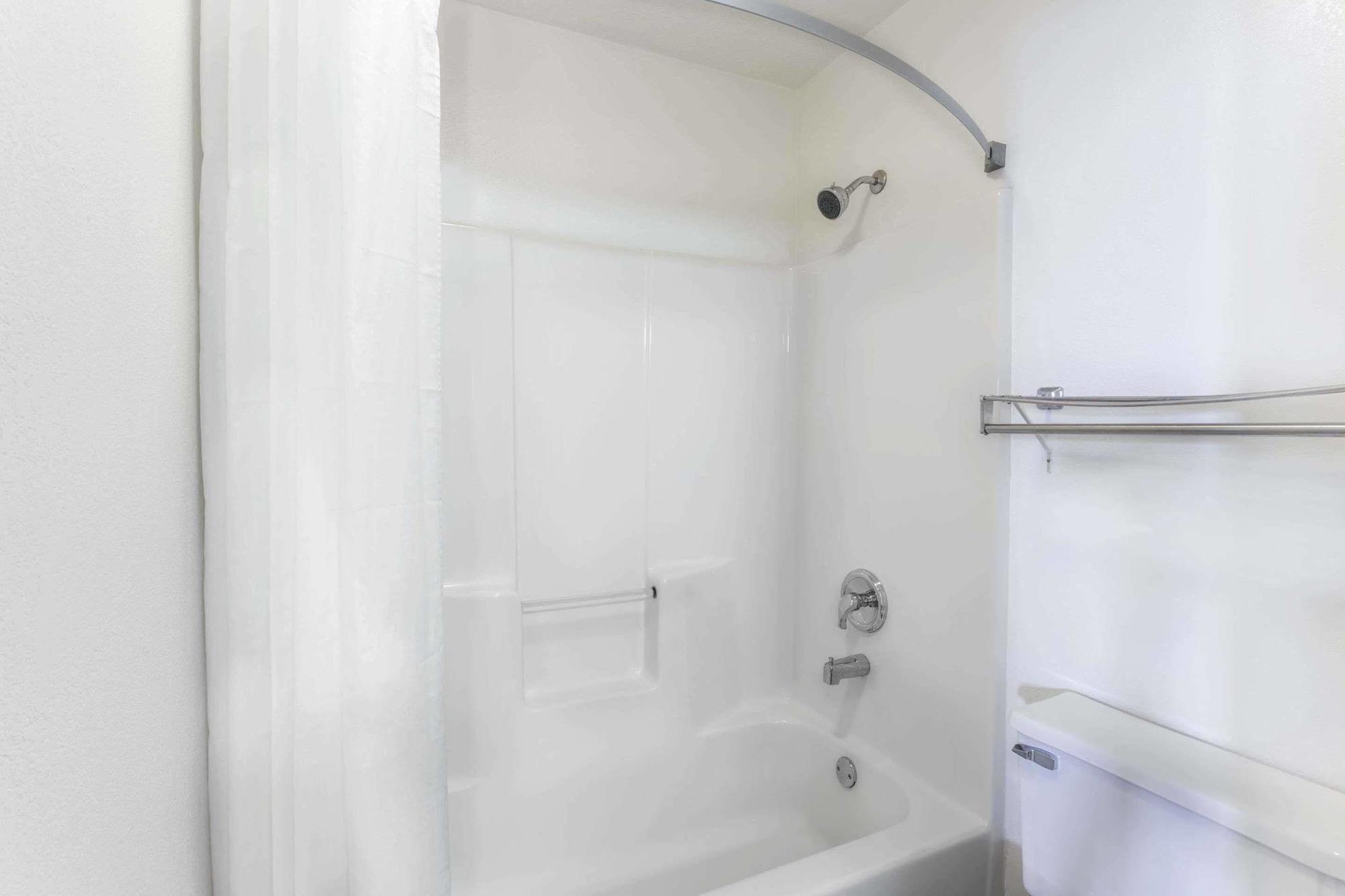 Super 8 By Wyndham Yorkville Bagian luar foto